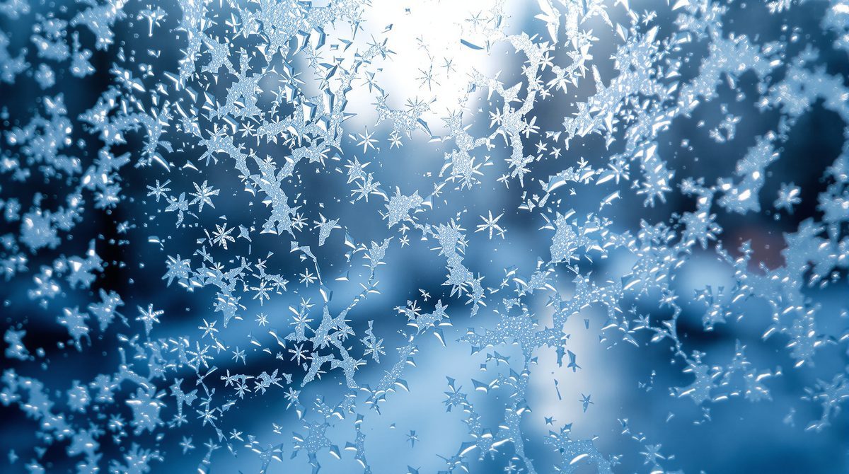 Eiskristalle auf Glas als Symbol für den Frostschutz-Einsatz